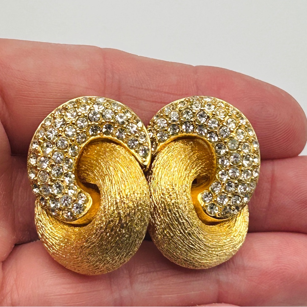 ⚜️Vintage CHRISTIAN DIOR Gold Tone Crystal Love Knot Clip-On Earrings 1980s - Picture 14 of 16